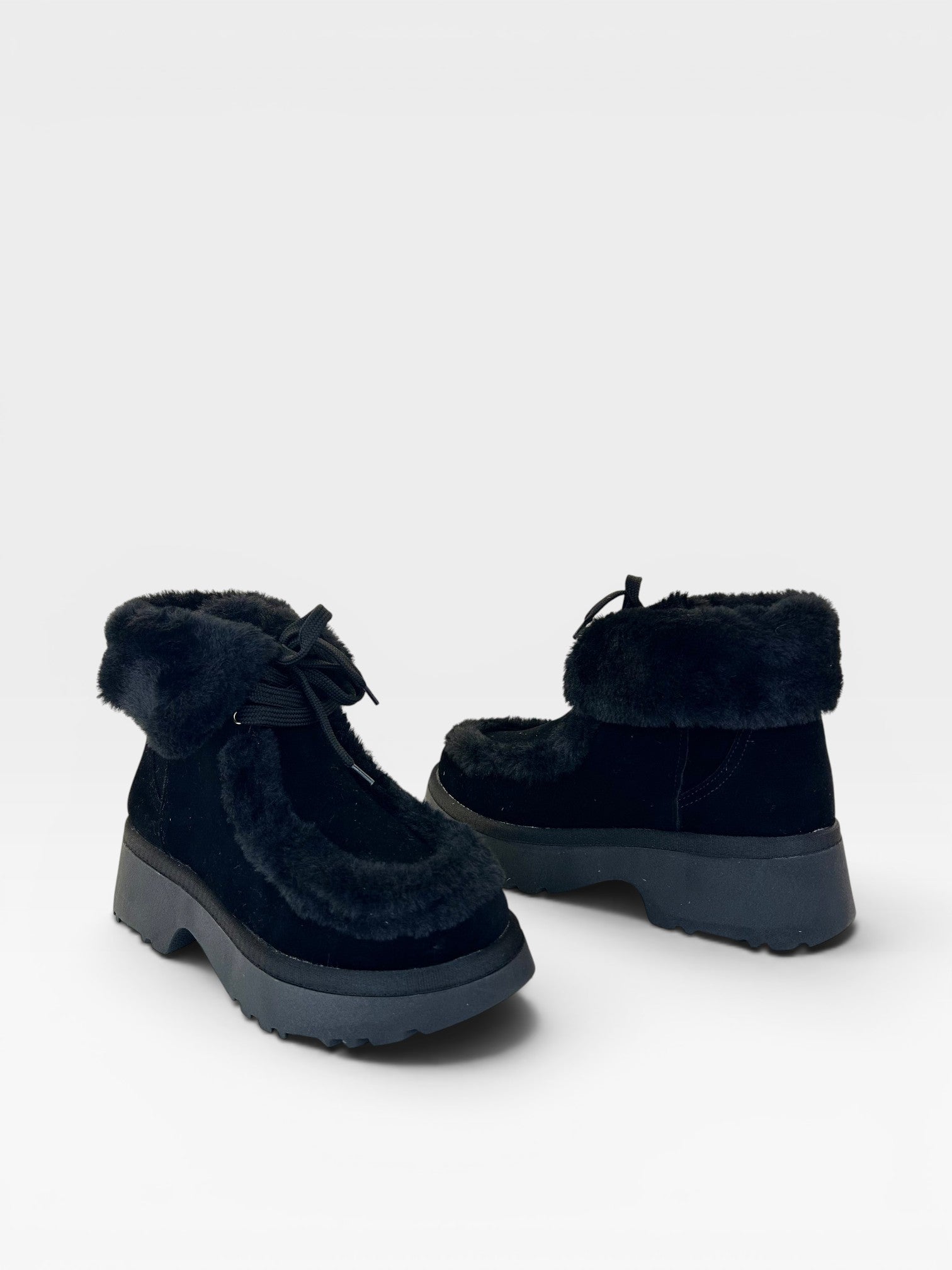 Tênis Helsinque Black Beyou Shoes em camurça sintética preta com forro de pelinhos e solado tratorado