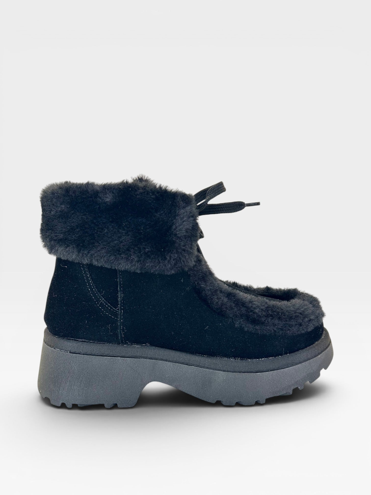 Tênis Beyou Shoes Helsinque preto em camurça sintética com forro de pelinhos e solado tratorado