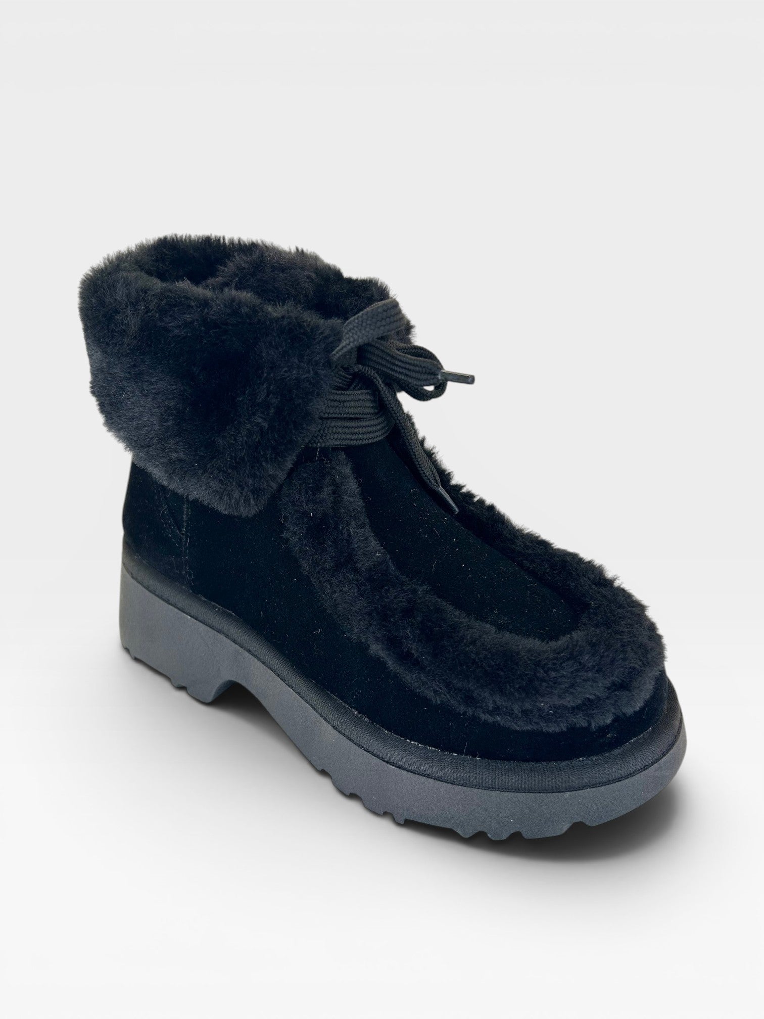 Tênis Beyou Shoes Helsinque preto em camurça sintética com forro de pelinhos e solado tratorado para inverno
