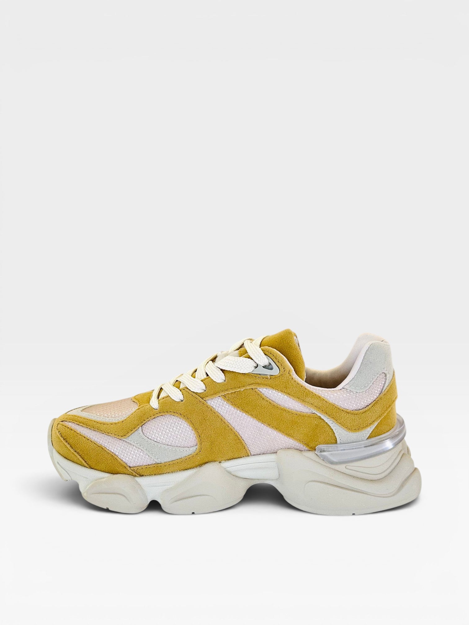 Tênis Beyou Shoes Ireland em tecido e camurça nas cores branco e marrom com solado robusto e design moderno.