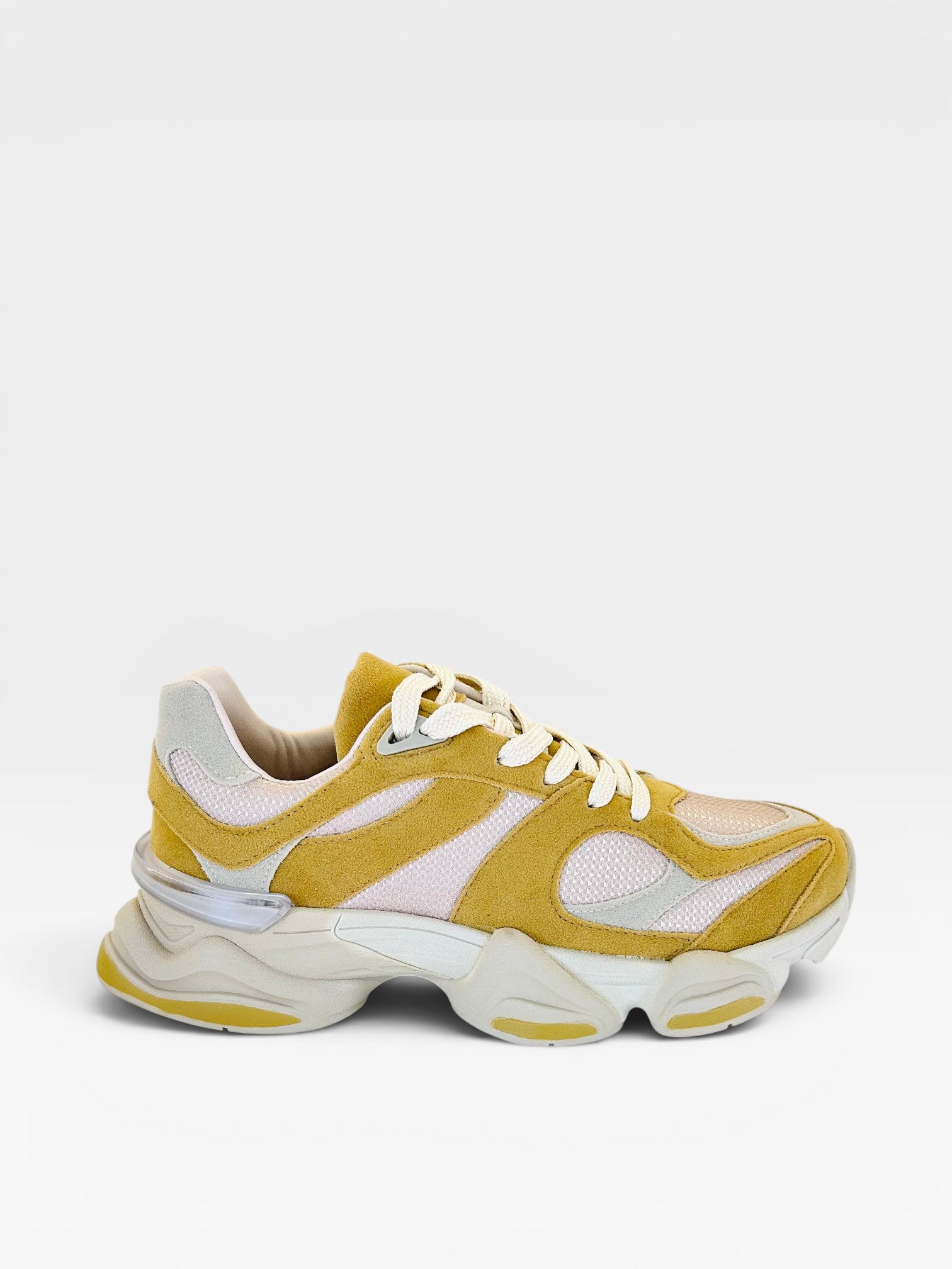 Tênis Beyou Shoes Ireland em tecido e camurça nas cores branco e marrom com solado robusto e design moderno