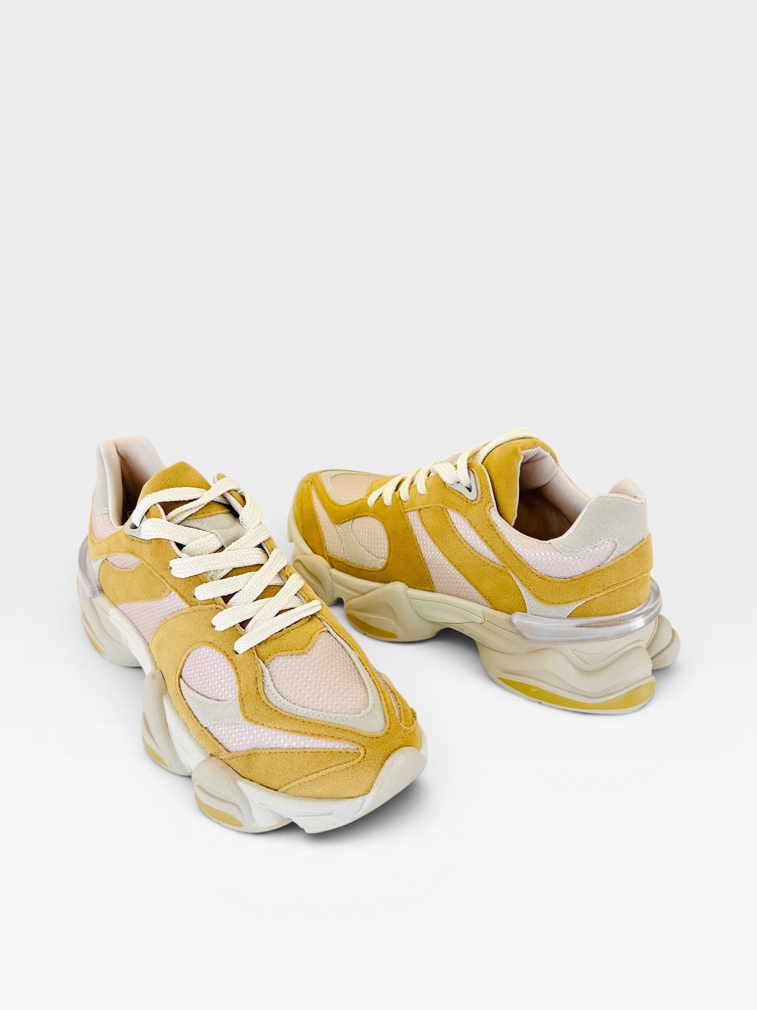 Tênis Beyou Shoes Ireland em tecido e camurça nas cores branco e marrom com design moderno e solado robusto