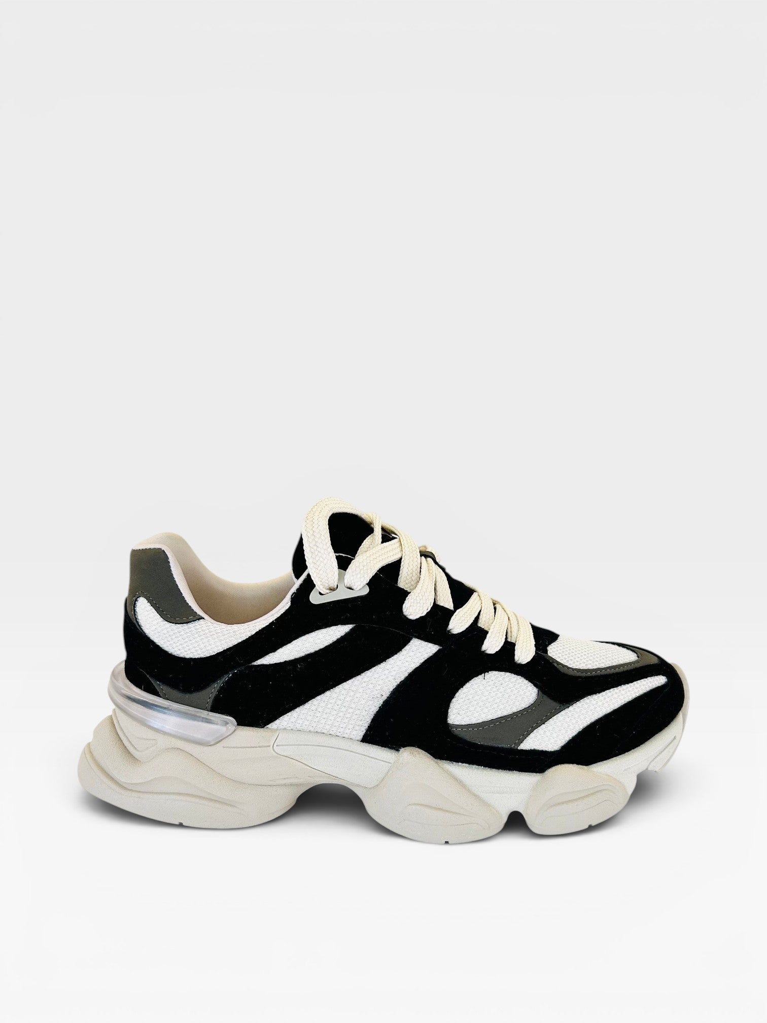 Tênis Beyou Shoes Ireland em tecido e camurça sintética off white e preto com solado robusto e design moderno.