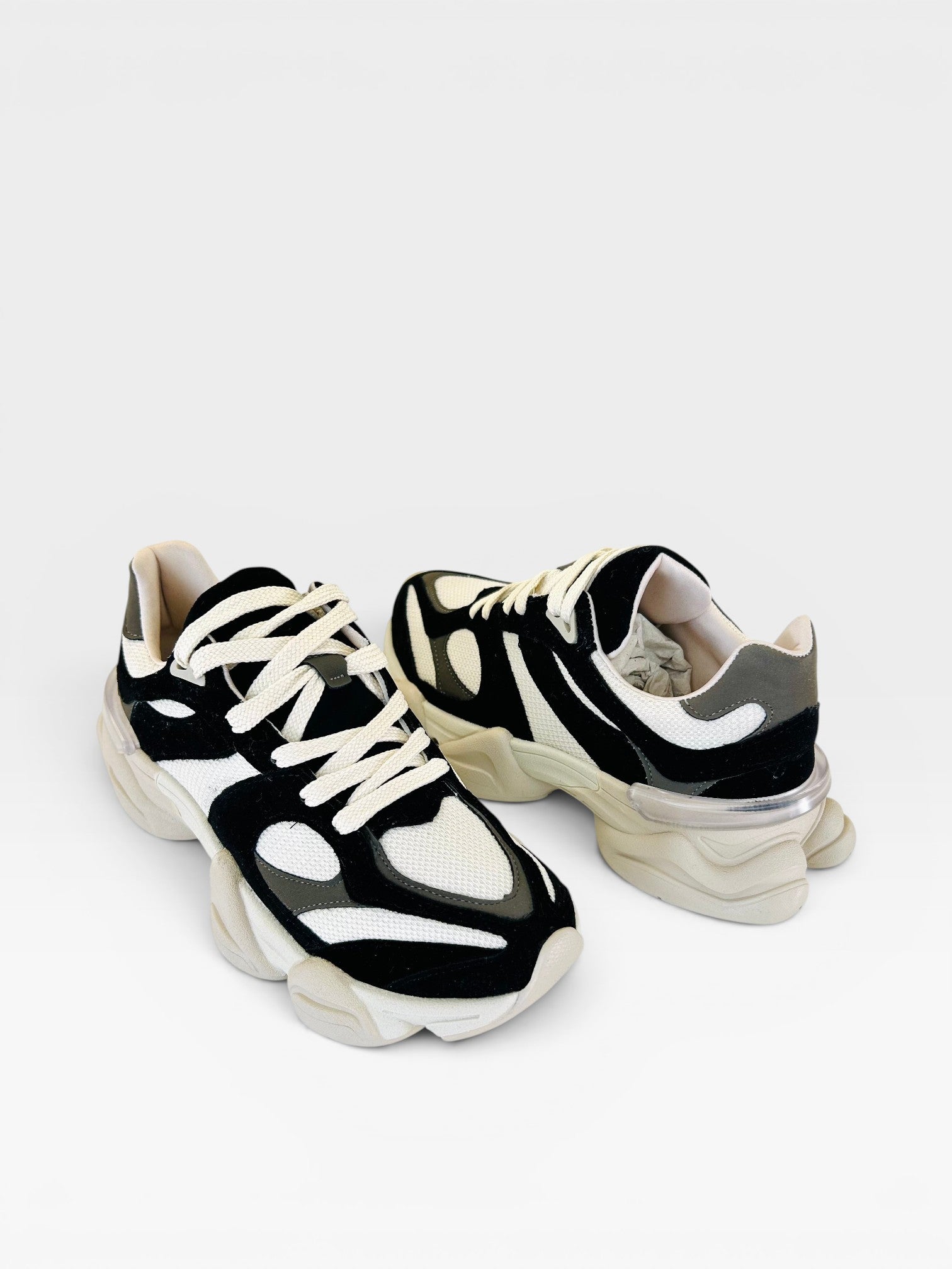 Tênis Beyou Shoes Ireland em tecido e camurça sintética nas cores off white e preto com solado robusto