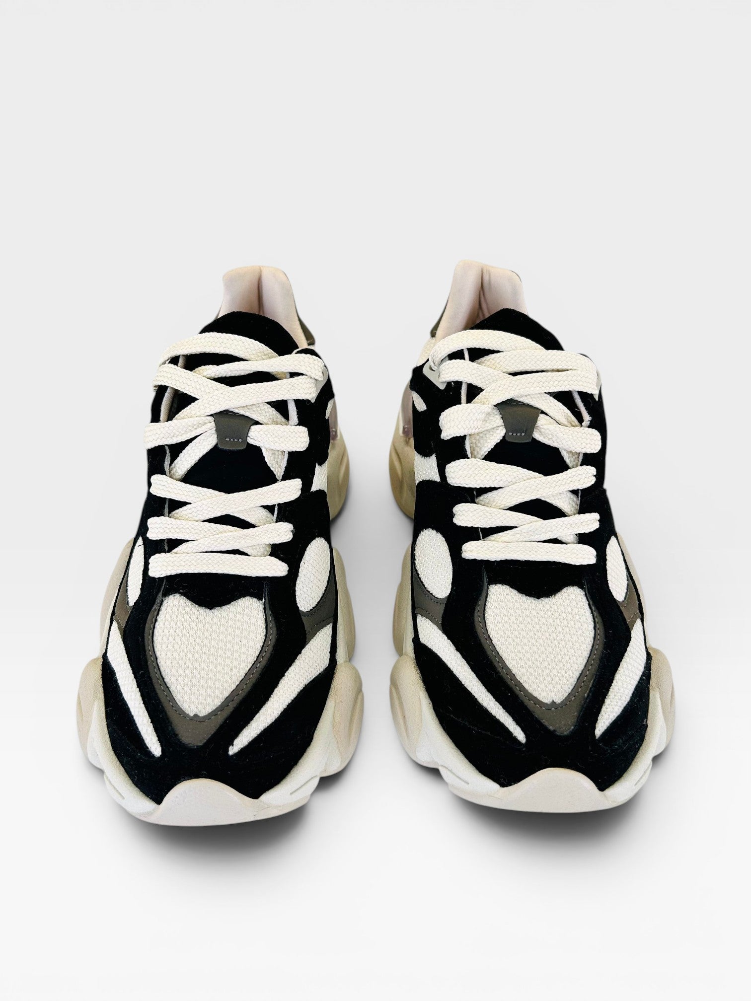 Tênis Beyou Shoes Ireland em tecido e camurça sintética nas cores off white e preto com design moderno e cadarços