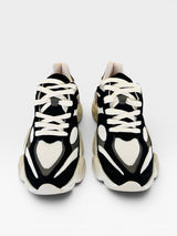 Tênis Beyou Shoes Ireland em tecido e camurça sintética nas cores off white e preto com design moderno e cadarços