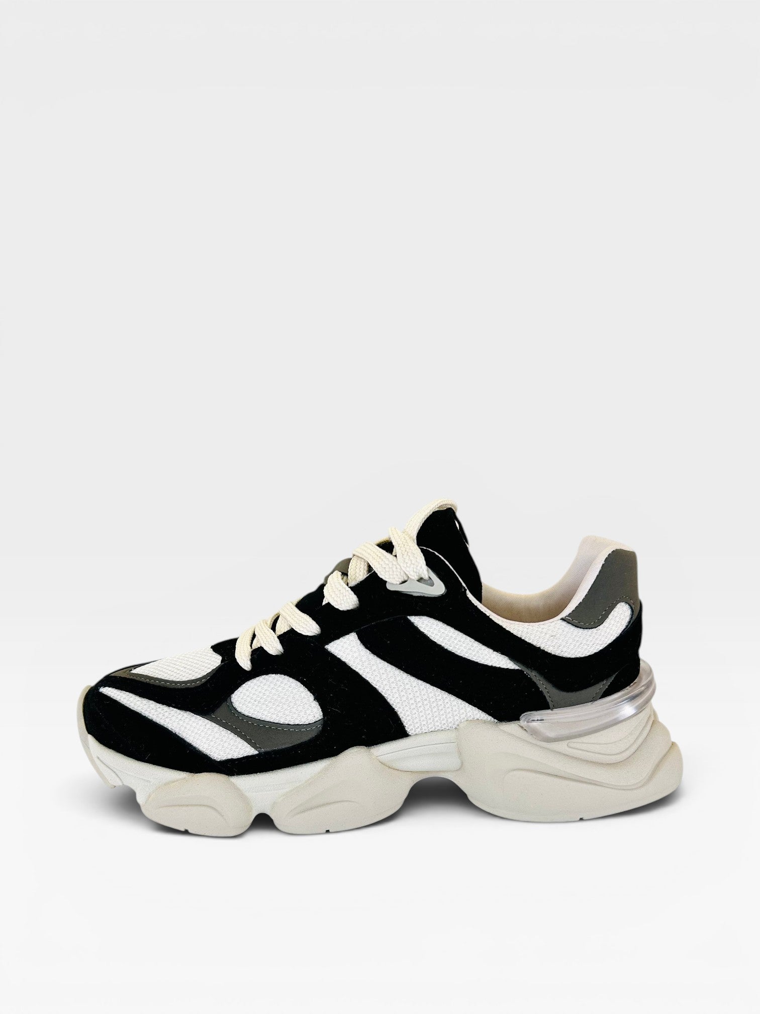 Tênis Beyou Shoes Ireland off white e preto em tecido e camurça sintética com solado robusto