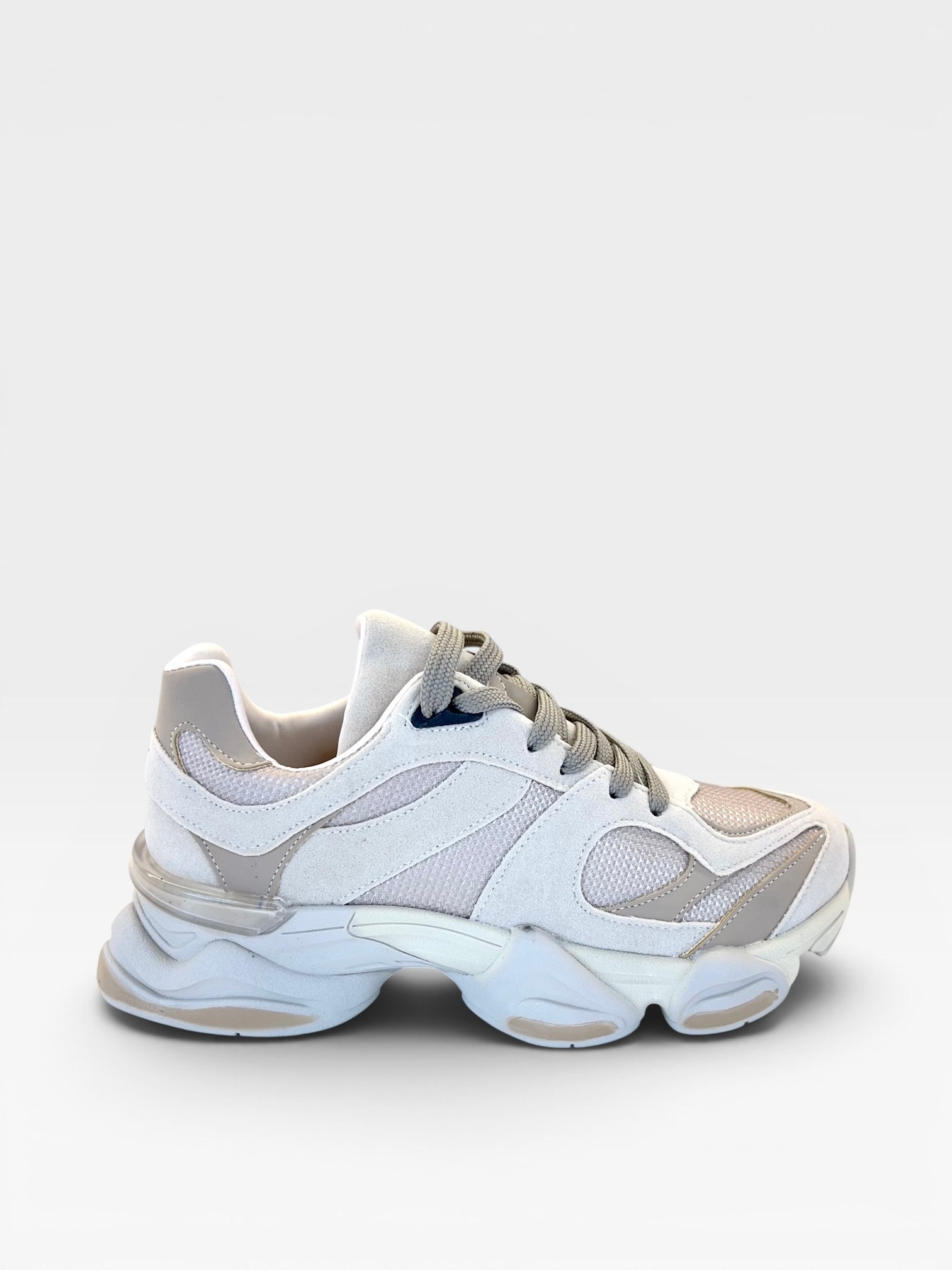 Tênis Beyou Shoes Ireland off white e nude em tecido e camurça sintética com solado robusto e design moderno