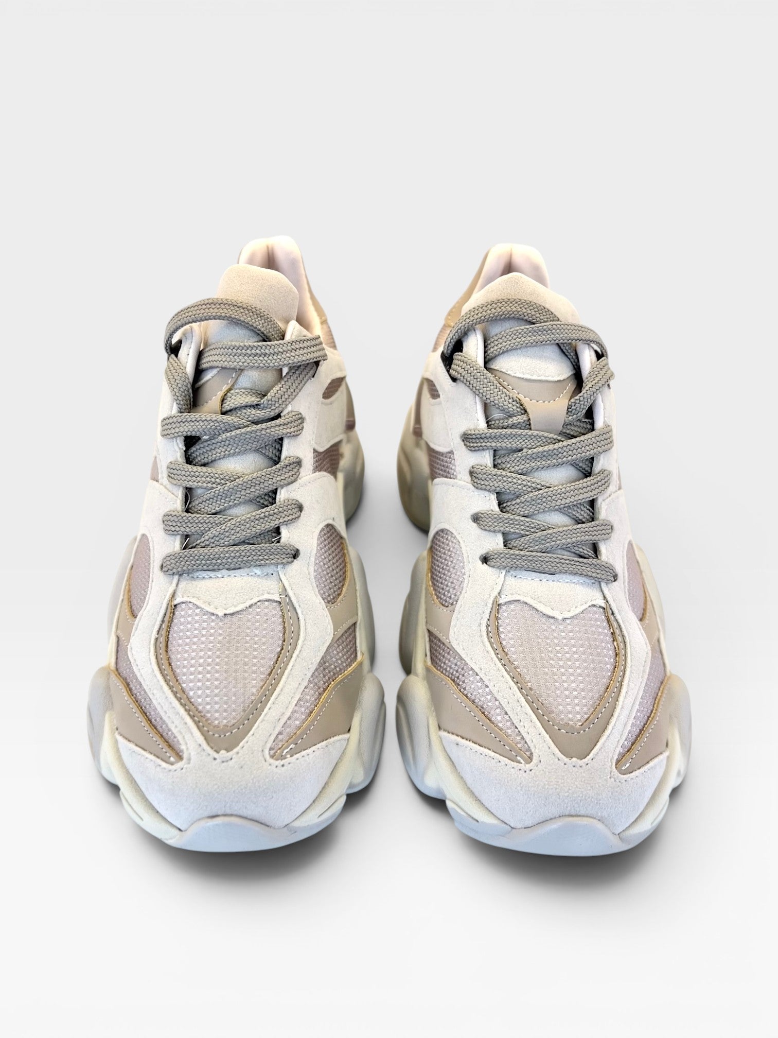 Tênis Beyou Shoes Ireland off white e nude em tecido e camurça sintética com design moderno e cadarços cinzas