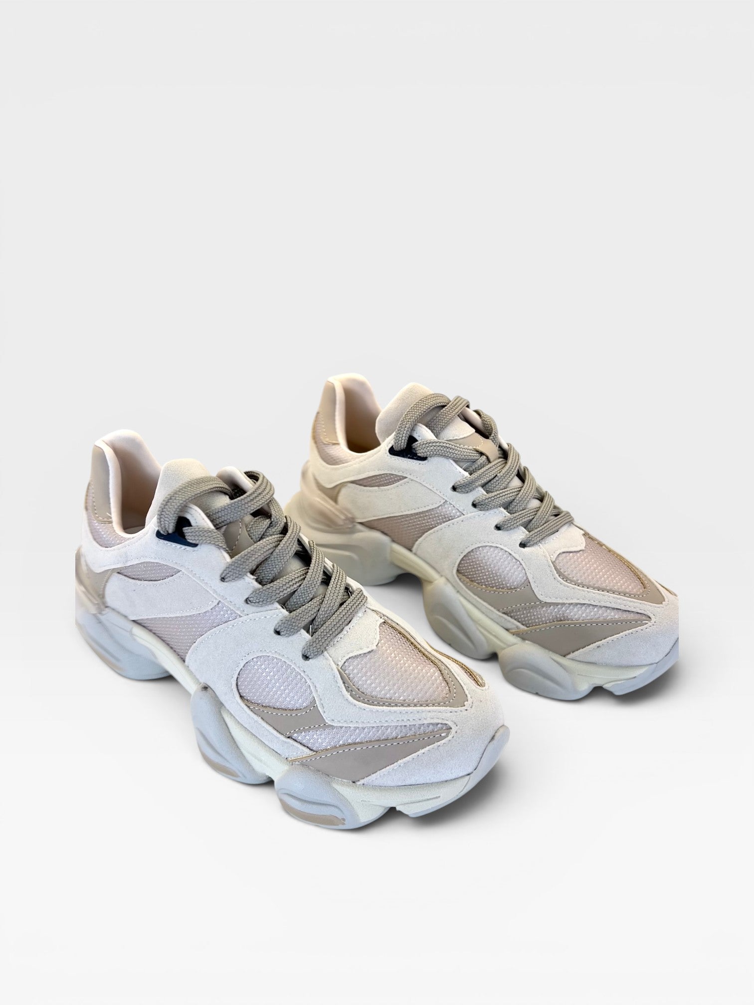 Tênis Beyou Shoes Ireland em tons off white e nude, feito em tecido e camurça sintética com design moderno e esportivo.