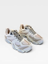 Tênis Beyou Shoes Ireland em tons off white e nude, feito em tecido e camurça sintética com design moderno e esportivo.