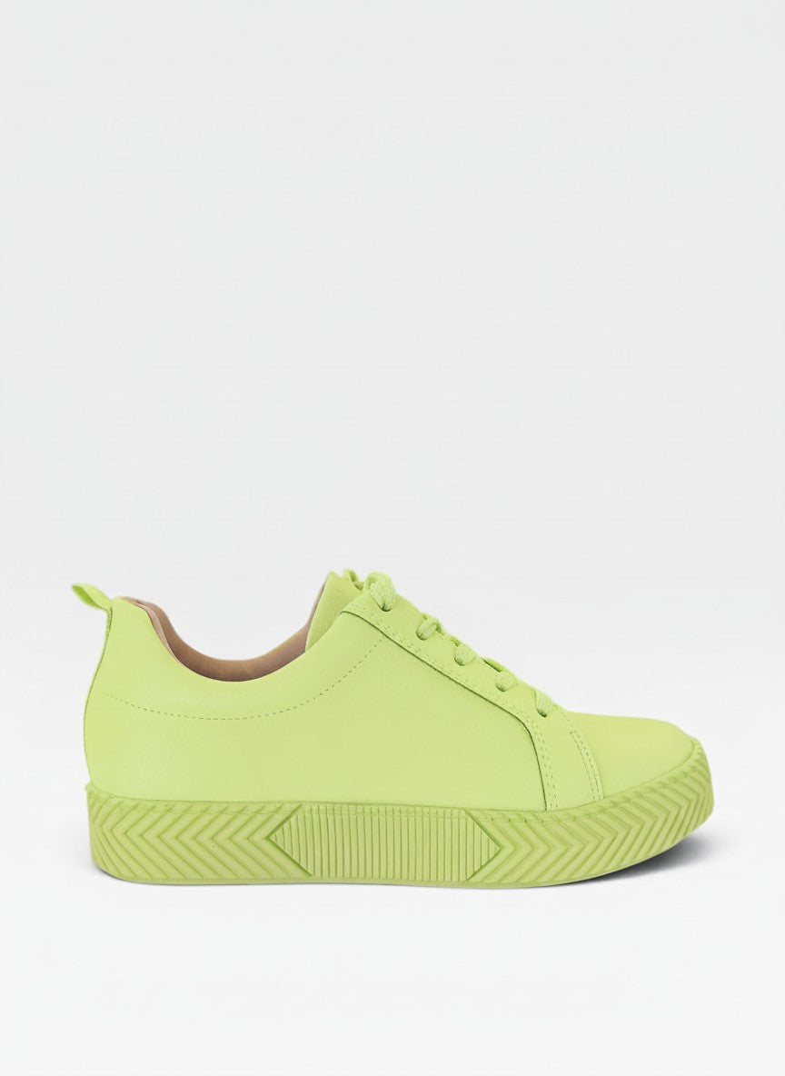 Tênis casual Beyou Shoes Los Angeles na cor limão siciliano, feito em napa com solado texturizado e design moderno.