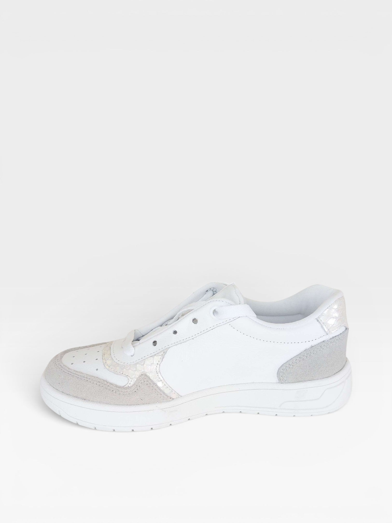 Tênis Beyou Shoes Melbourne em couro branco e prata com detalhes texturizados e solado flat casual