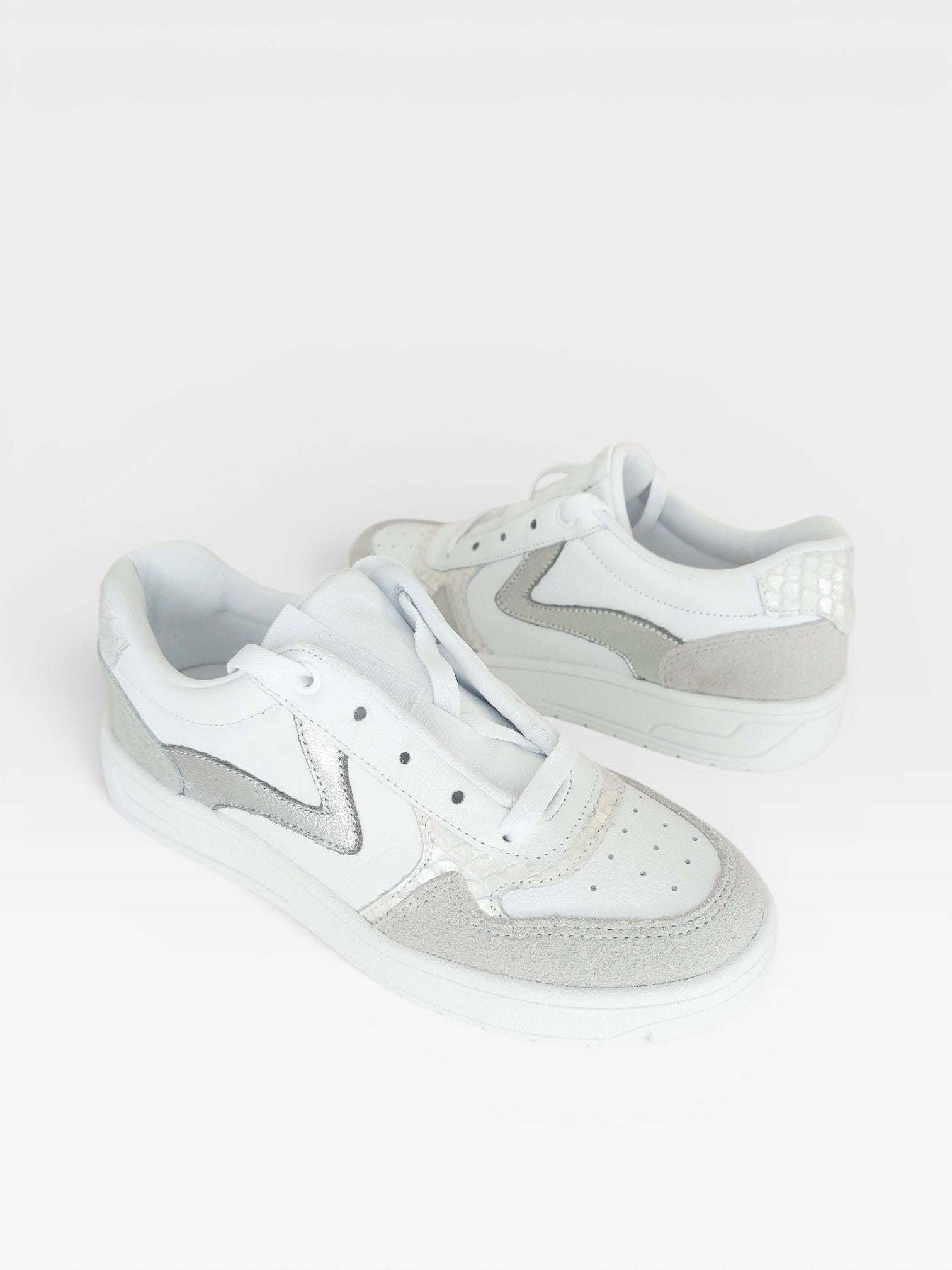 Tênis Beyou Shoes Melbourne em couro branco e prata com detalhes texturizados e design urbano contemporâneo
