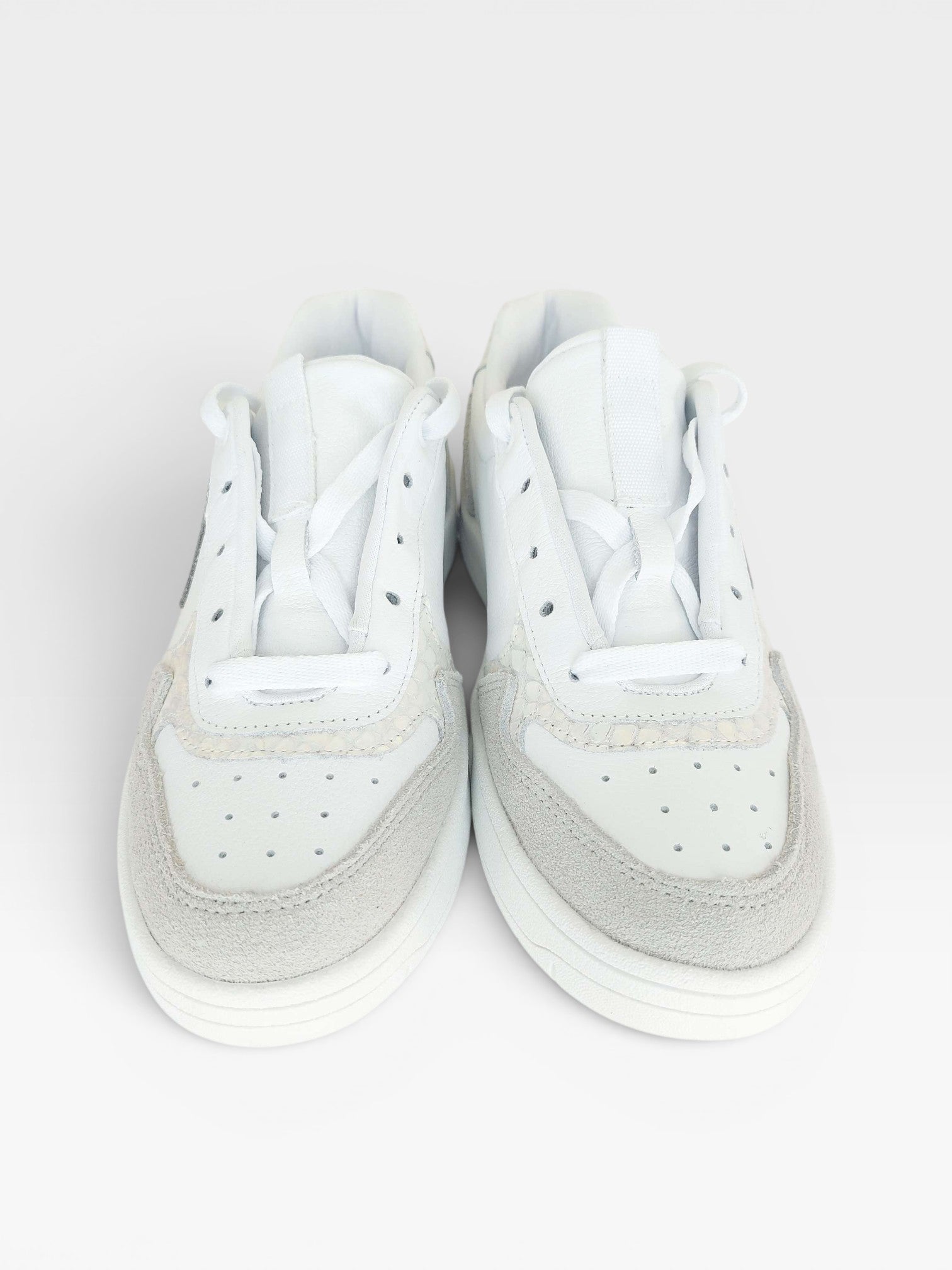 Tênis Beyou Shoes Melbourne em couro branco e prata com design urbano e acabamento texturizado
