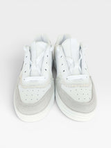 Tênis Beyou Shoes Melbourne em couro branco e prata com design urbano e acabamento texturizado