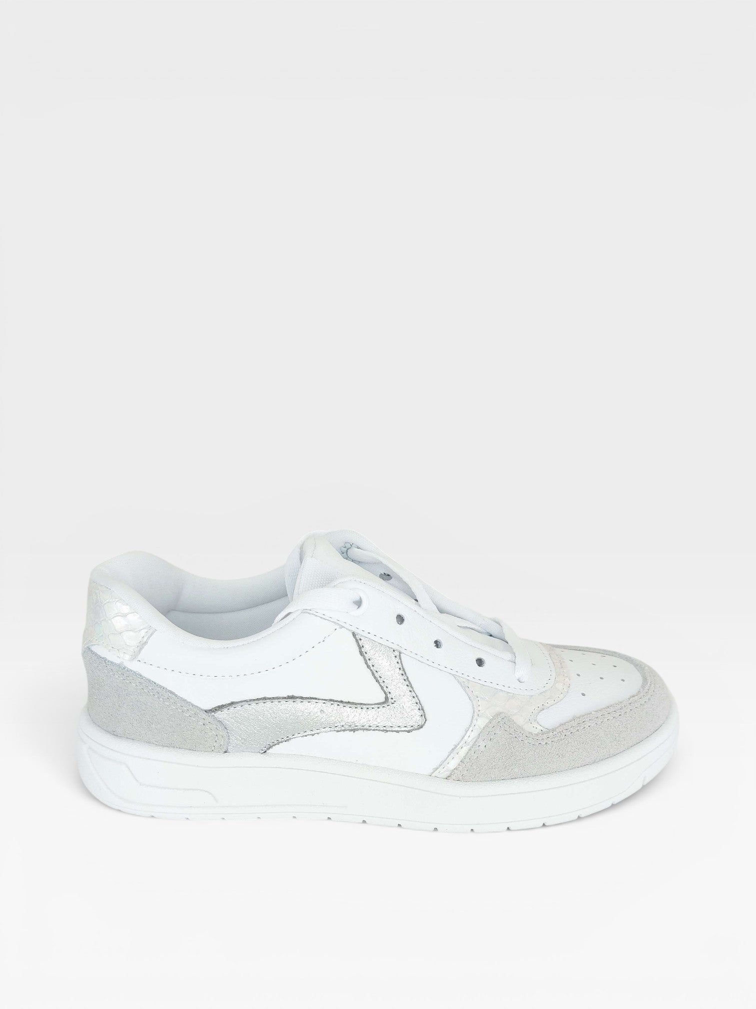 Tênis Beyou Shoes Melbourne em couro branco e prata com detalhes texturizados e design urbano casual