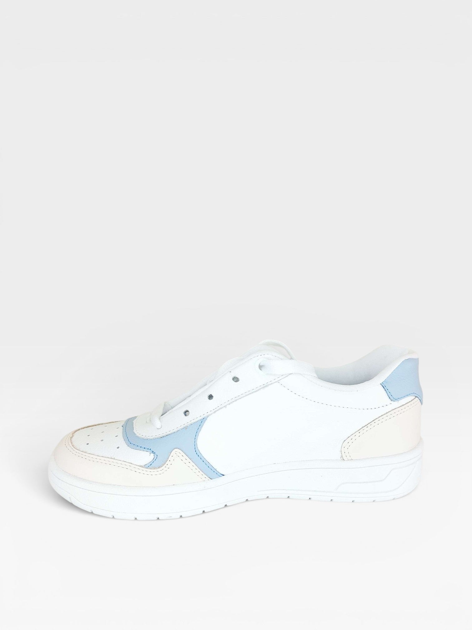 Tênis Beyou Shoes Melbourne em couro branco com detalhes em tons candy colors, design urbano e sola plana.