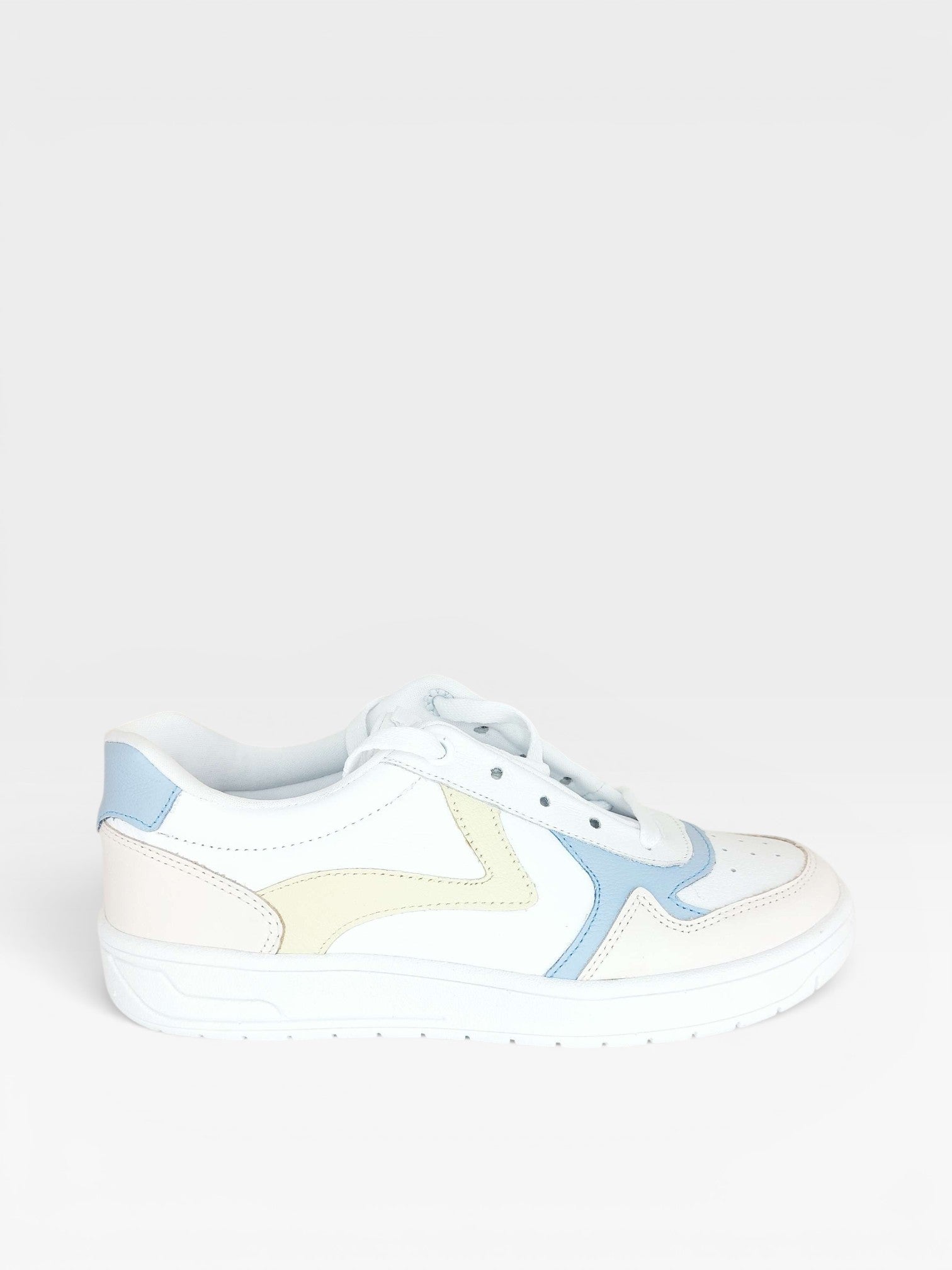 Tênis Beyou Shoes Melbourne em couro branco com detalhes em tons pastel candy colors e design urbano casual