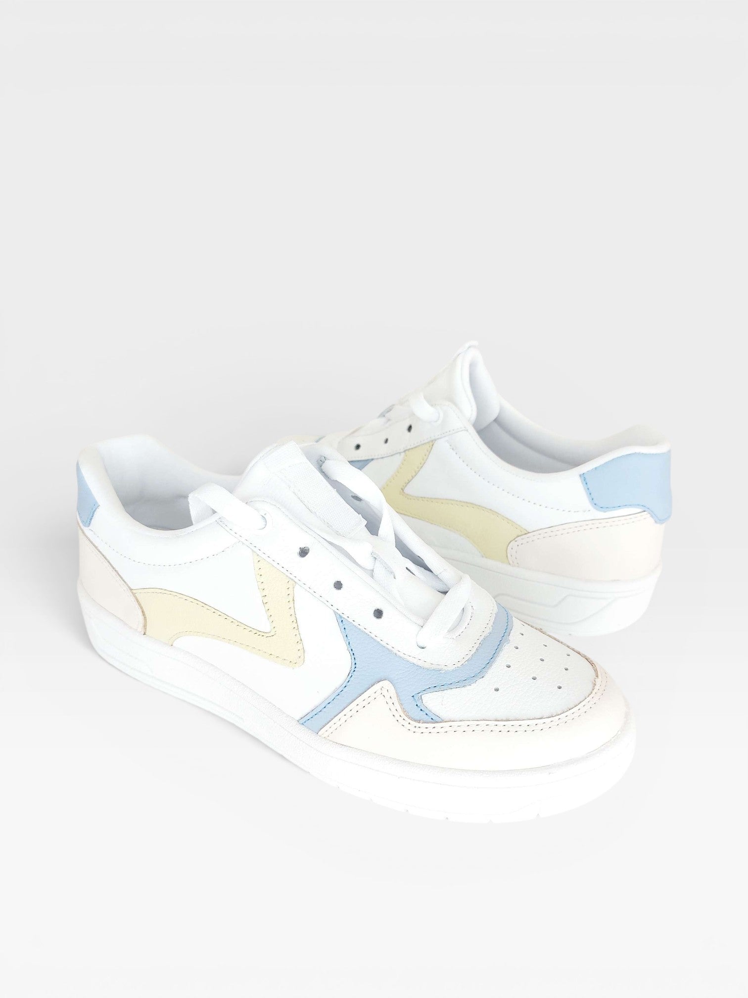Tênis Beyou Shoes Melbourne em couro branco com detalhes em tons pastel candy colors, design urbano e moderno.