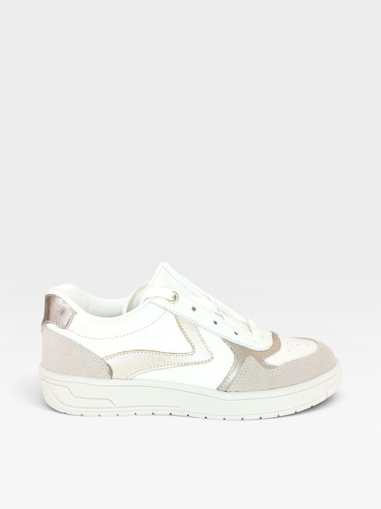 Tênis Beyou Shoes Melbourne em couro creme e detalhes em ouro light, design urbano e contemporâneo com solado baixo.