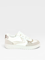 Tênis Beyou Shoes Melbourne em couro creme e detalhes em ouro light, design urbano e contemporâneo com solado baixo.