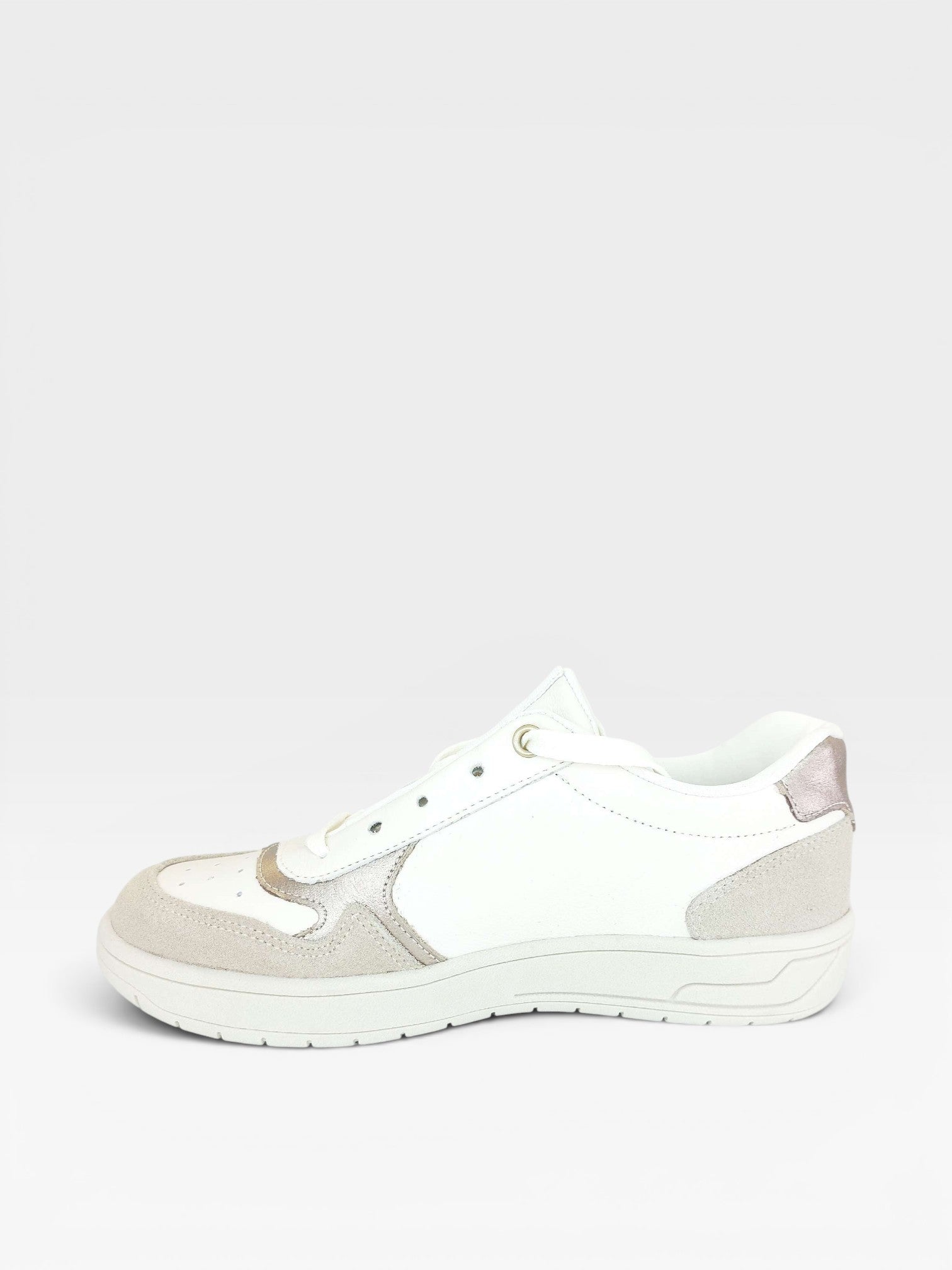 Tênis Beyou Shoes Melbourne em couro creme e detalhes em ouro light, design urbano e contemporâneo com solado baixo.