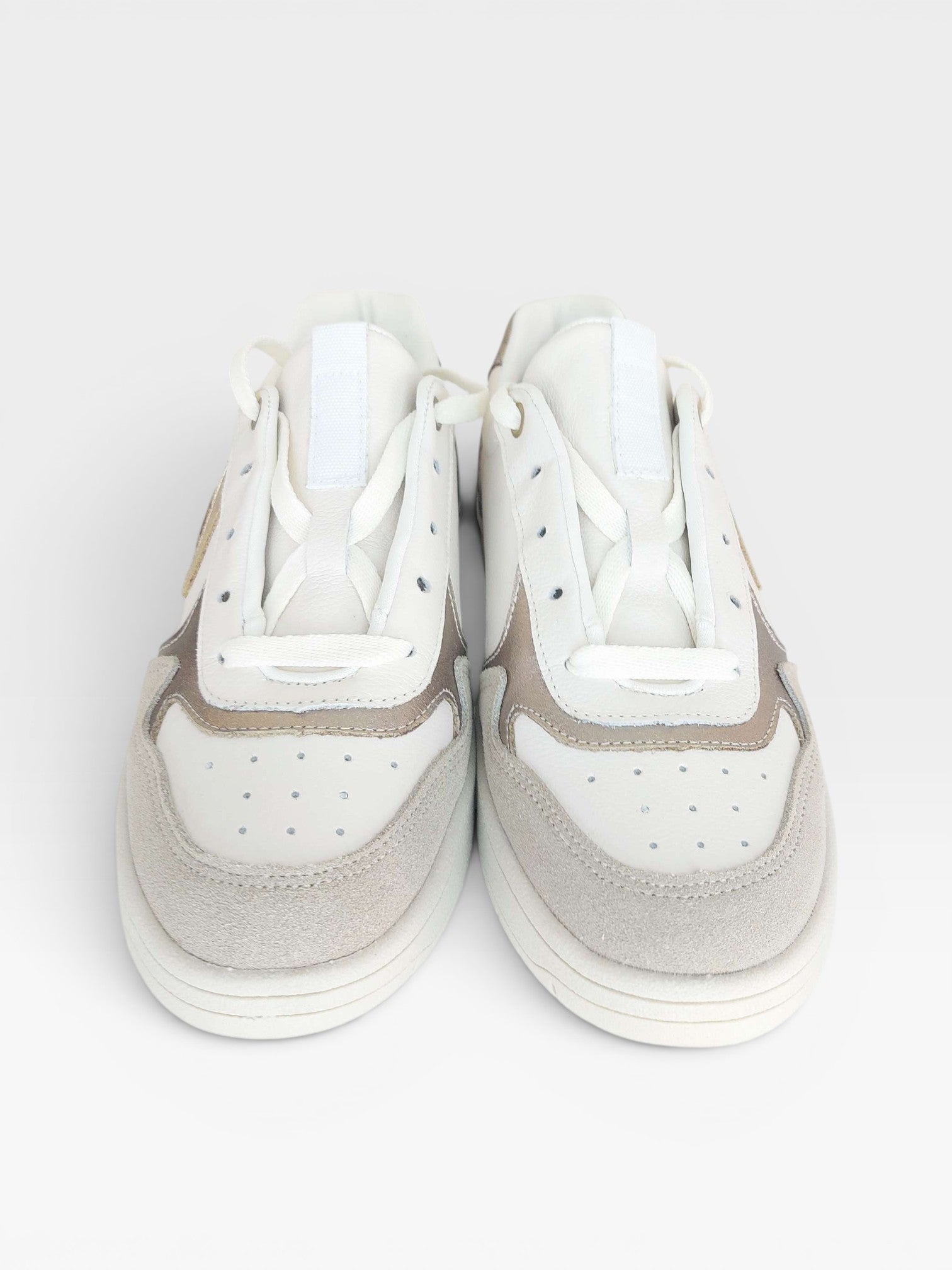 Tênis Beyou Shoes Melbourne em couro creme e detalhes em ouro light, design urbano com biqueira em camurça.