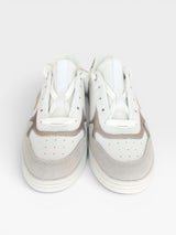 Tênis Beyou Shoes Melbourne em couro creme e detalhes em ouro light, design urbano com biqueira em camurça.