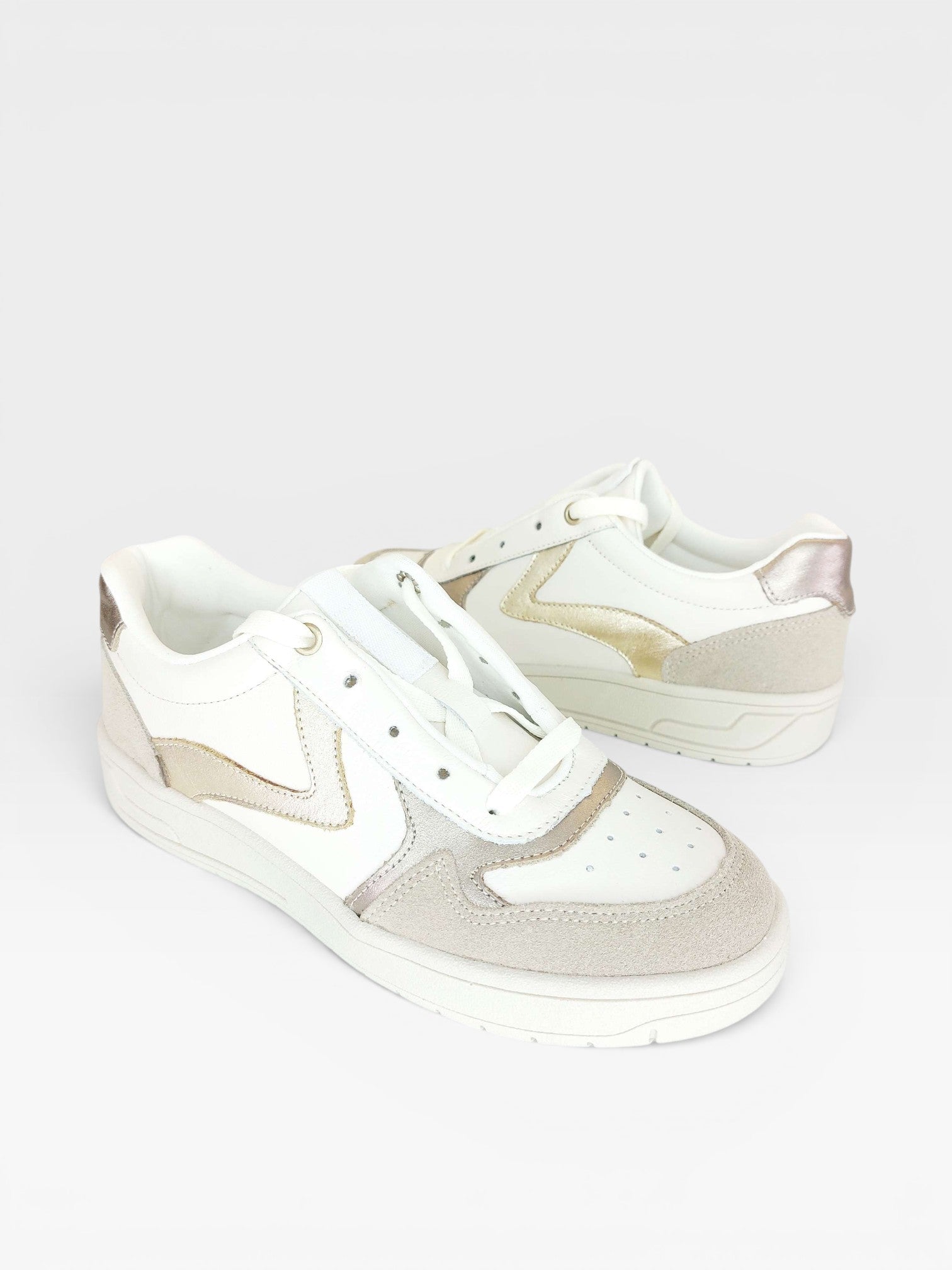 Tênis Beyou Shoes Melbourne em couro creme e detalhes em ouro light com design urbano e moderno