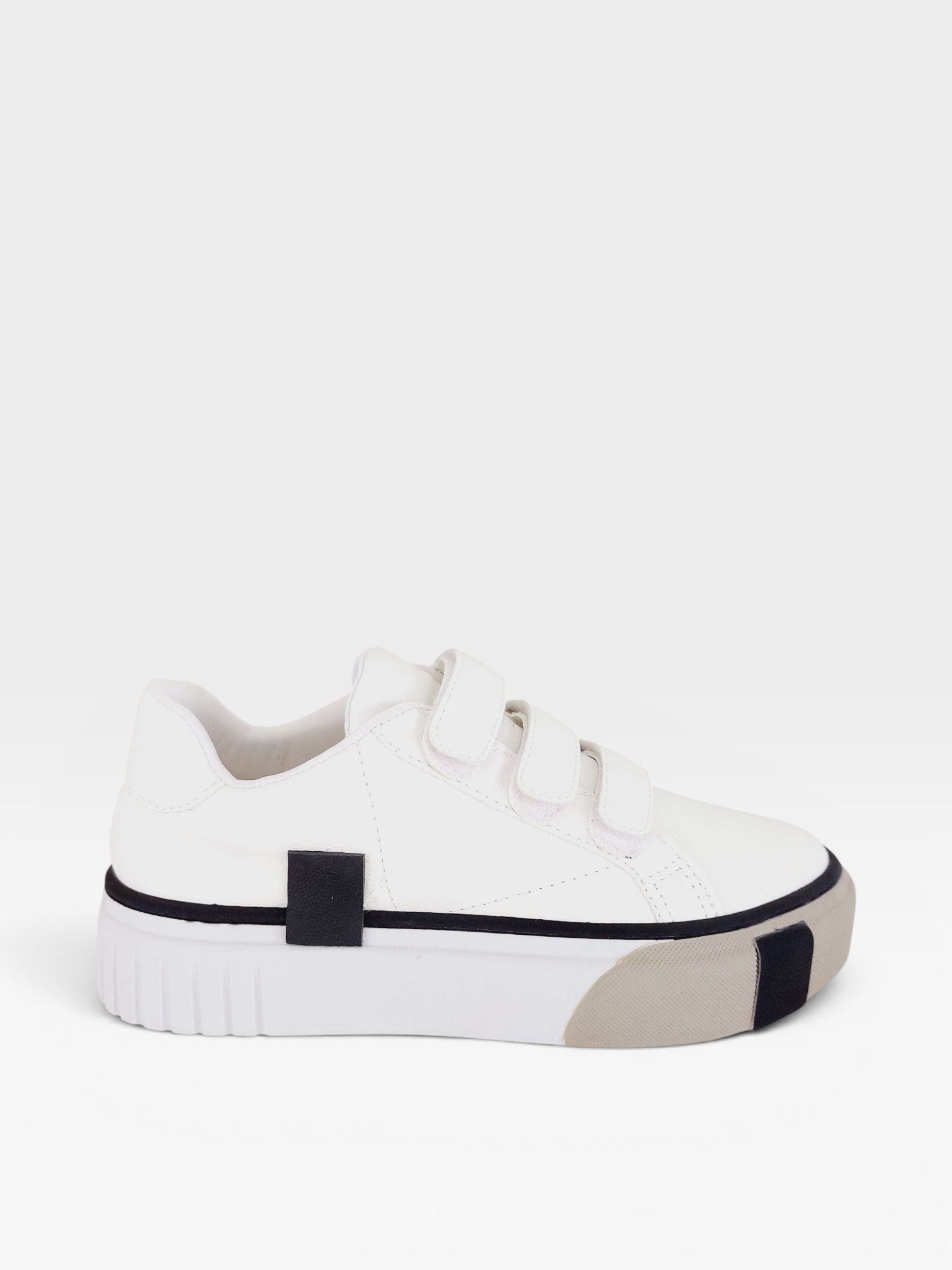Tênis casual Beyou Shoes Norway branco com detalhes cinza, feito em napa com fechamento prático em velcro.