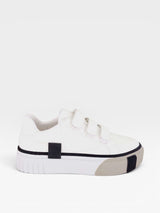 Tênis casual Beyou Shoes Norway branco com detalhes cinza, feito em napa com fechamento prático em velcro.
