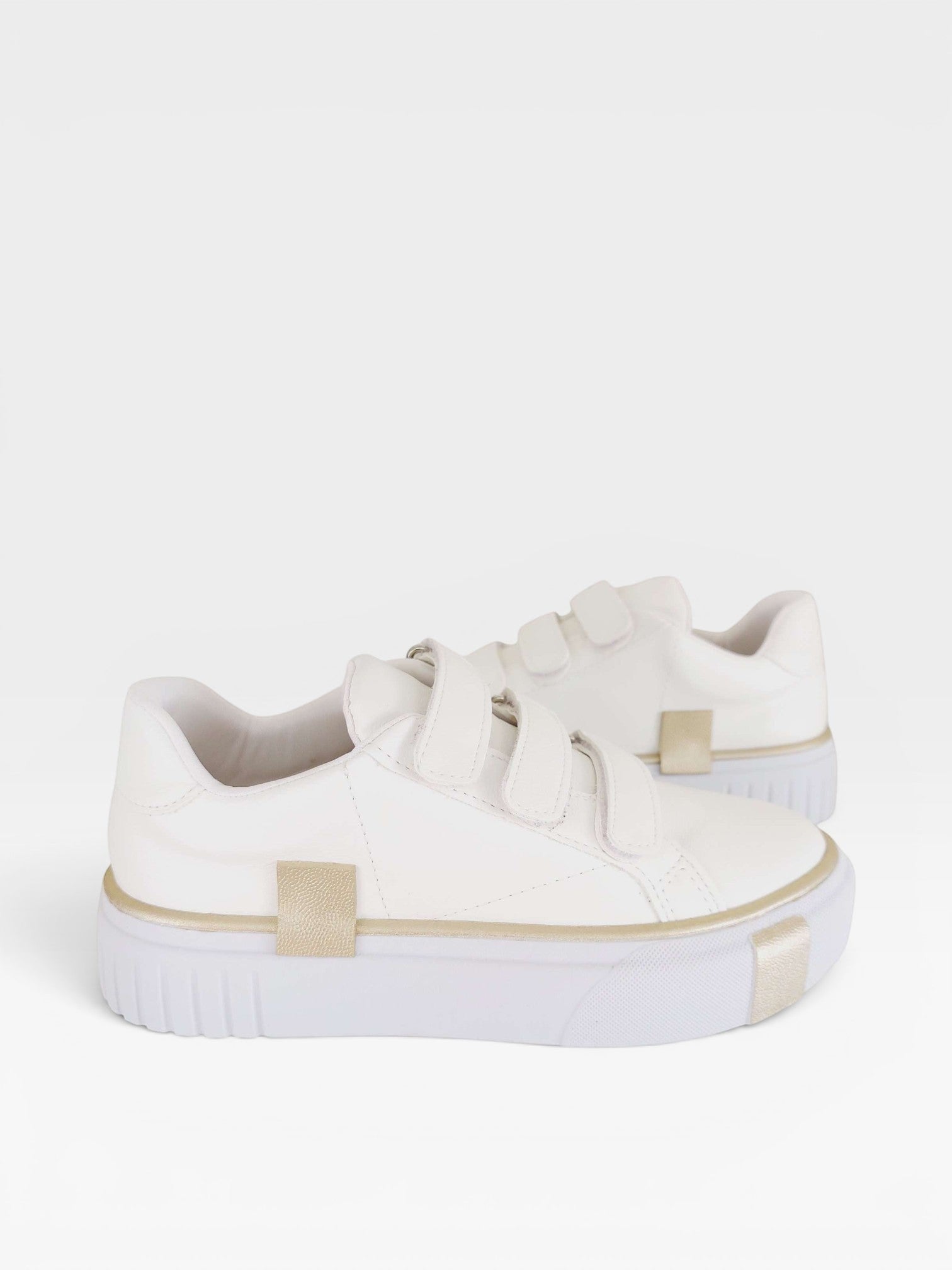 Tênis casual Beyou Shoes Norway branco em napa com detalhes dourados e fechamento prático por velcro