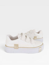 Tênis casual Beyou Shoes Norway branco em napa com detalhes dourados e fechamento prático por velcro
