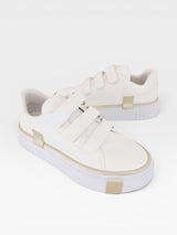 Tênis Beyou Shoes Norway branco em napa com detalhes em ouro light e fechamento prático por tiras de velcro