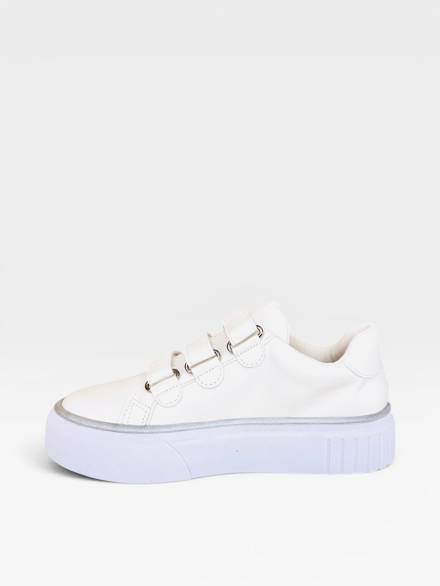 Tênis Beyou Shoes Norway branco em napa com fechamento em velcro e detalhe de solado plataforma prateado