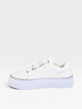 Tênis Beyou Shoes Norway branco em napa com fechamento em velcro e detalhe de solado plataforma prateado