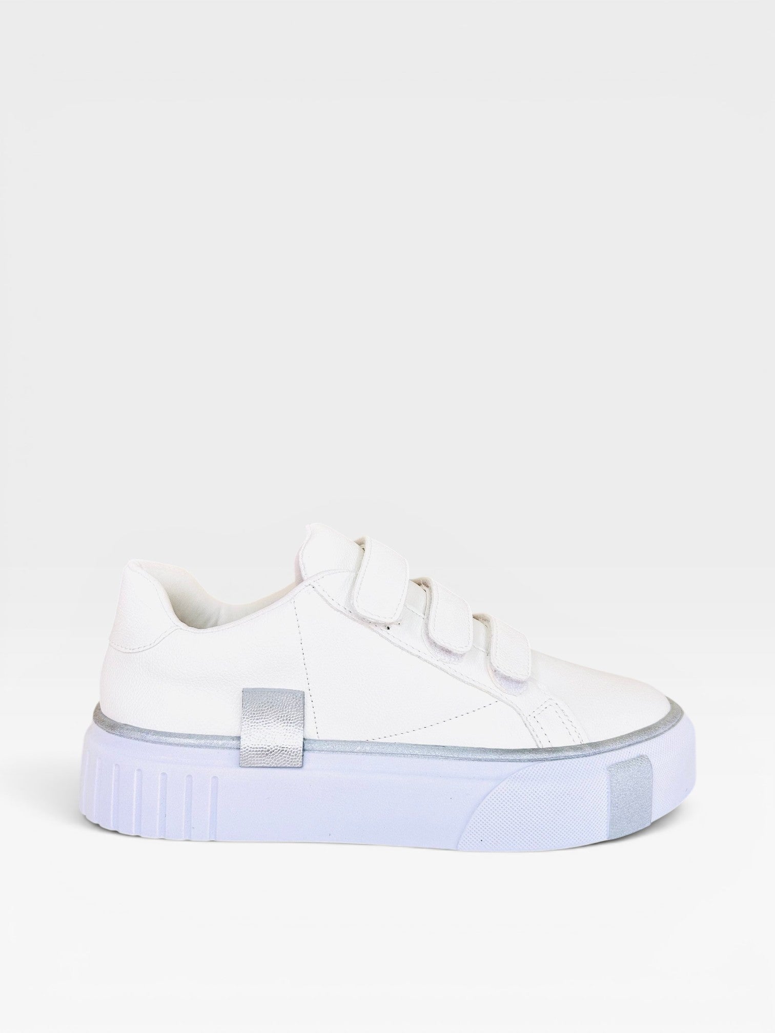 Tênis casual Beyou Shoes Norway branco em napa com detalhes prateados e fechamento prático por tiras de velcro