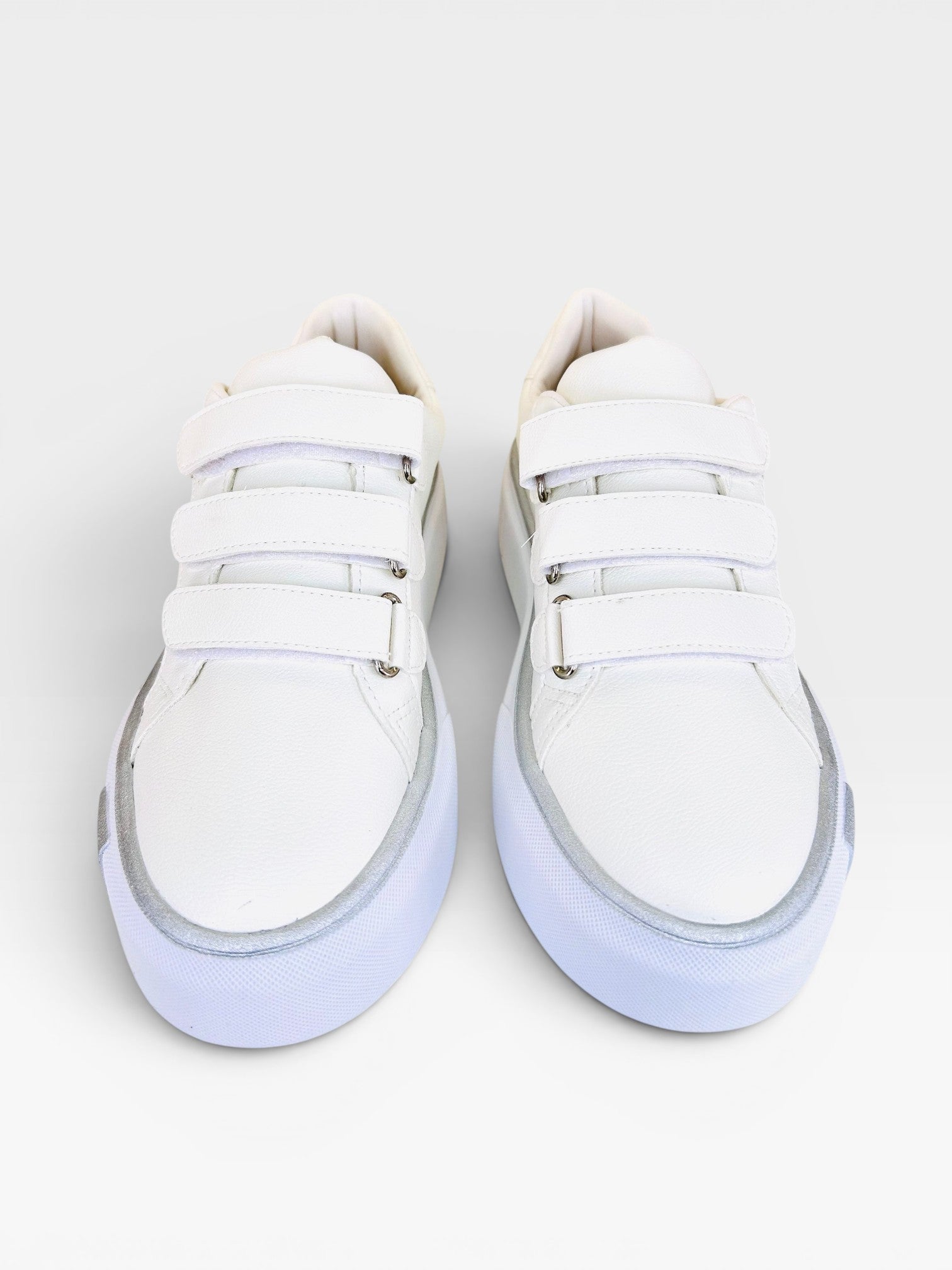 Tênis Beyou Shoes Norway branco em napa com detalhes prateados e fechamento prático por tiras de velcro