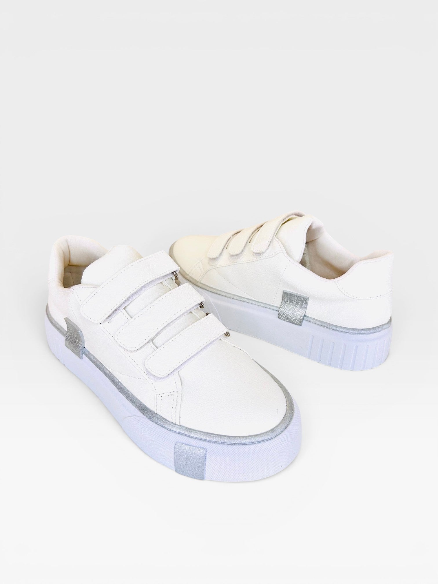 Tênis casual Beyou Shoes Norway branco em napa com detalhes prateados e fechamento prático por tiras de velcro