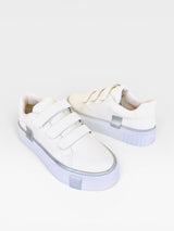 Tênis casual Beyou Shoes Norway branco em napa com detalhes prateados e fechamento prático por tiras de velcro