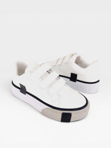 Tênis casual Beyou Shoes Norway branco com detalhes cinza, feito em napa com fechamento prático em velcro.