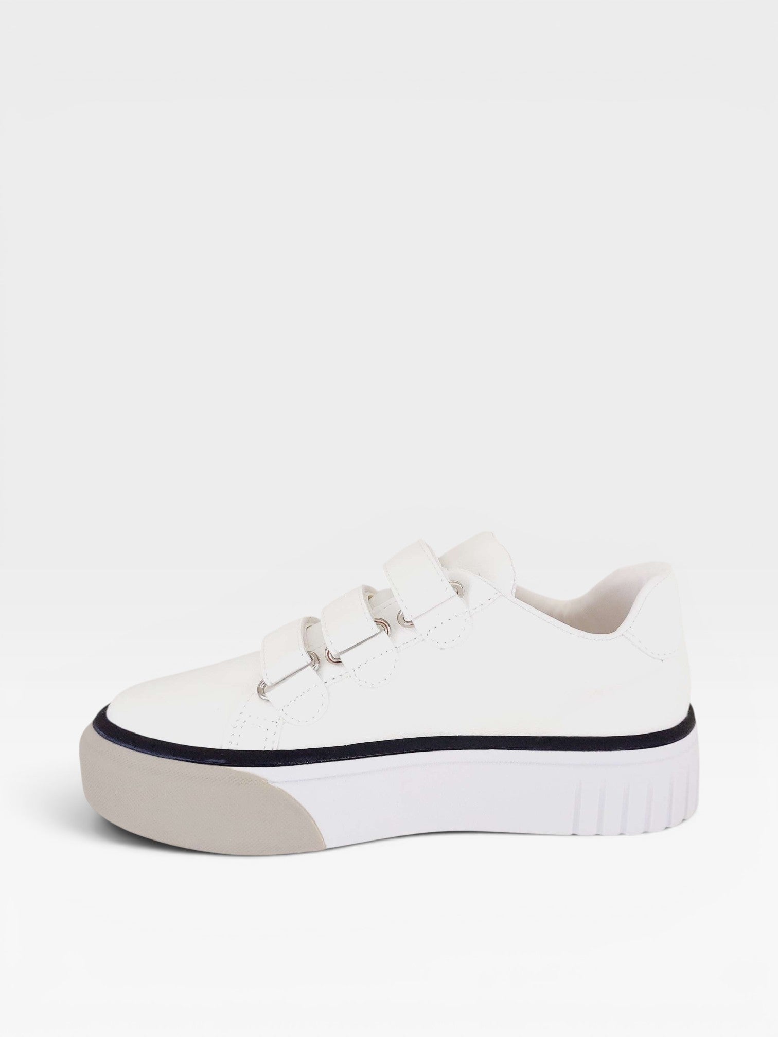 Tênis casual Beyou Shoes Norway branco com detalhes cinza, feito em napa com fechamento prático em velcro e solado plataforma.