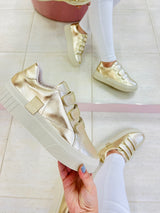 Tênis Beyou Shoes Norway dourado em napa com fechamento em velcro e solado plataforma off-white