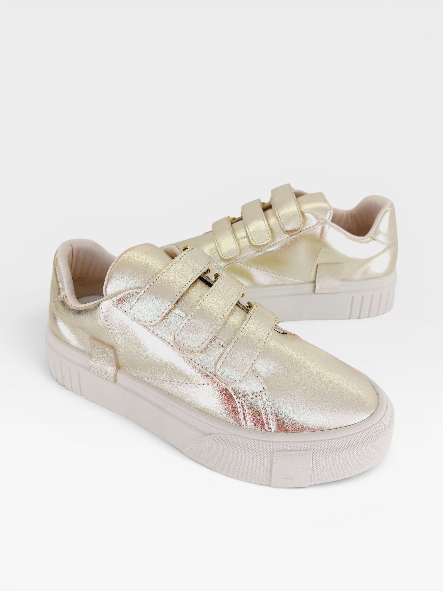 Tênis casual Beyou Shoes Norway na cor ouro light, feito em napa com fechamento prático em tiras de velcro.