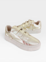 Tênis casual Beyou Shoes Norway na cor ouro light, feito em napa com fechamento prático em tiras de velcro.