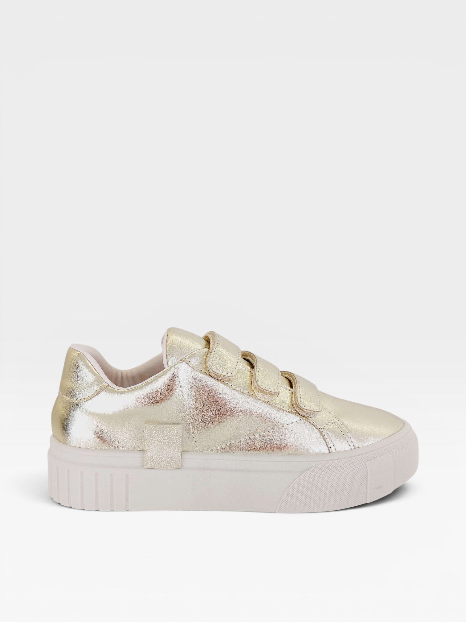 Tênis casual Beyou Shoes Norway na cor ouro light, feito em napa com fechamento prático em velcro e solado flatform.