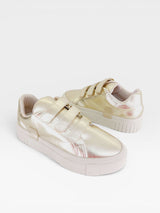 Tênis casual Beyou Shoes Norway na cor ouro light, feito em napa com fechamento prático em velcro e solado flatform.