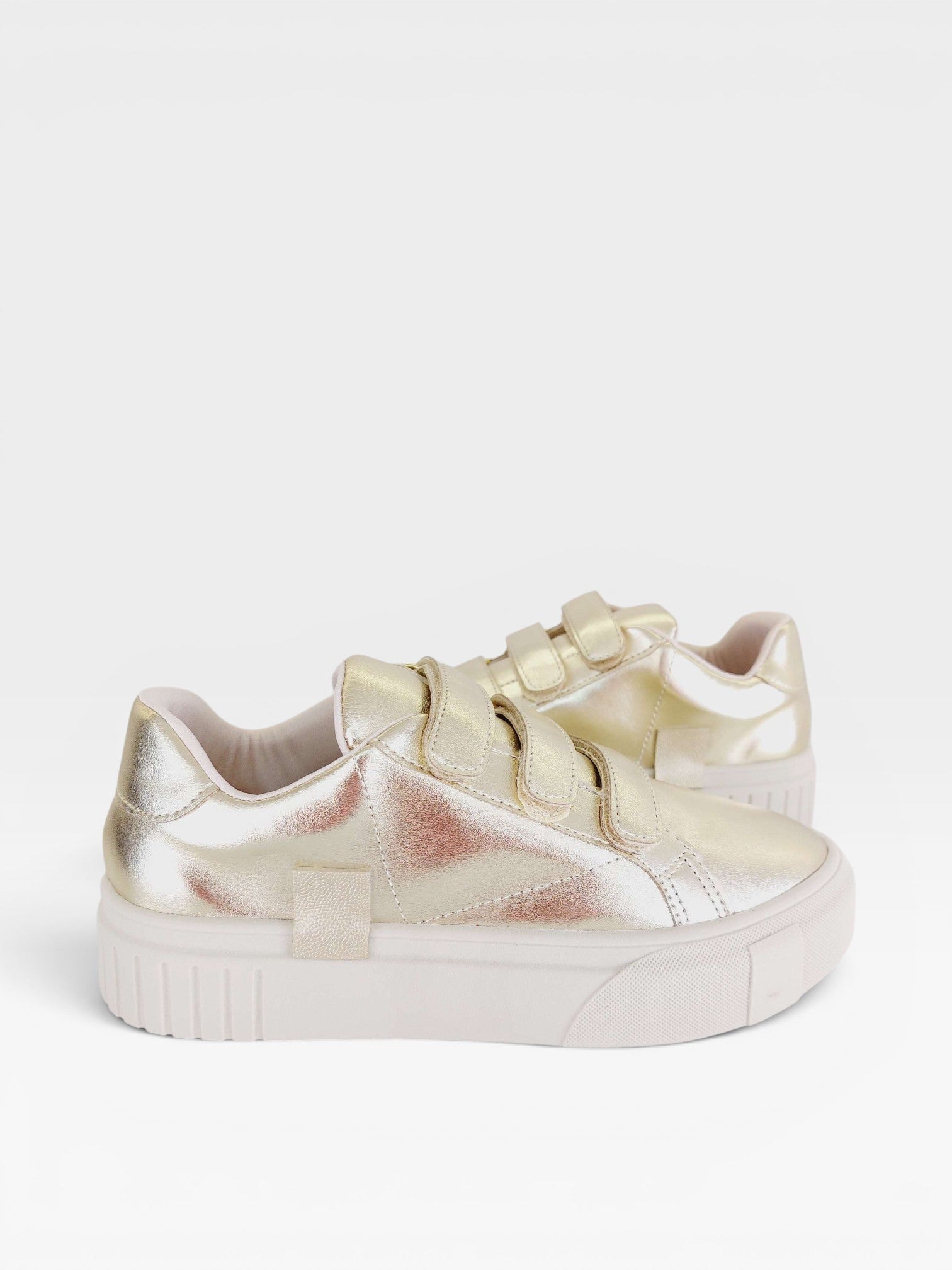 Tênis casual Beyou Shoes Norway na cor ouro light, feito em napa com fechamento prático em velcro e solado flatform.