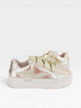 Tênis casual Beyou Shoes Norway na cor ouro light, feito em napa com fechamento prático em velcro e solado flatform.